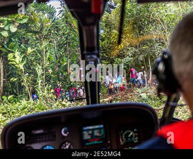 I nativi ricevono gli ospiti stranieri in elicottero nella giungla di Bougainville Foto Stock