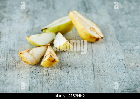 Fette di pere mature isolate su sfondo grigio Foto Stock