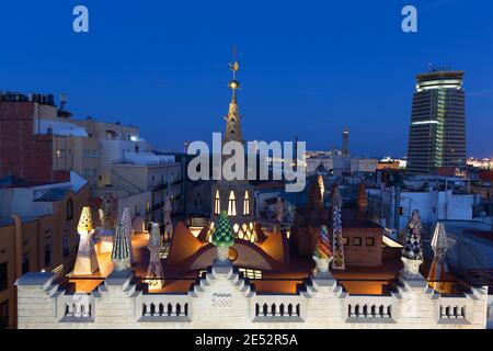 Barcellona Spagna Palau Guell è stato progettato dall'architetto Antoni Gaudi nel 1888. Tetto di Palau Guell a Dusk Foto Stock