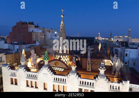 Barcellona Spagna Palau Guell è stato progettato dall'architetto Antoni Gaudi nel 1888. Tetto di Palau Guell a Dusk Foto Stock