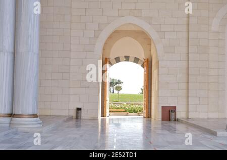 Una vista dal cortile interno della moschea di Grand Camlica (turco: Çamlıca Camii). La porta del cortile si apre sulla zona esterna. Foto Stock