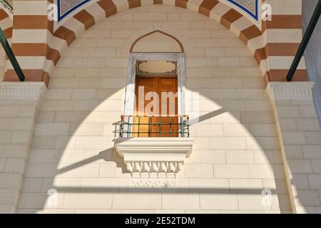 Grande Moschea Camlica (Turco: Büyük Çamlıca Camii). Balcone della moschea nel cortile. Architettura in stile Ottomano. Foto Stock