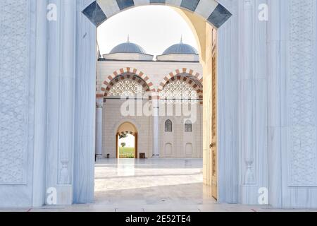 Una vista dal cortile interno della moschea di Grand Camlica (turco: Çamlıca Camii). Foto Stock