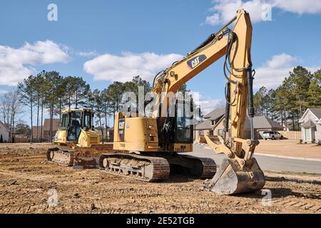 Caterpillar, CAT, escavatore 315FL e un piccolo bulldozer Komatsu 39PX in un cantiere di Montgomery Alabama, Stati Uniti. Foto Stock