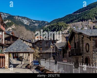 Edifici medievali contro i Pirenei nella città parrocchiale di Ordino, Andorra Foto Stock