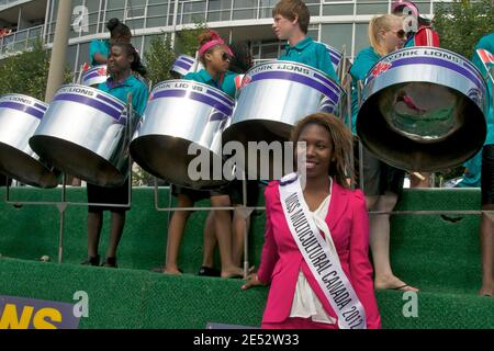 Toronto, Ontario / Canada - 01 luglio 2013: Beauty Queen e la band di tamburi d'acciaio alla sfilata del Canada Day Foto Stock
