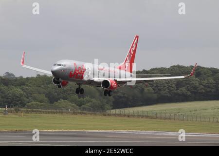 G-JZHY, un Boeing 737-8MG gestito da Jet2, durante i voli di addestramento all'aeroporto internazionale di Prestwick in Ayrshire. Foto Stock