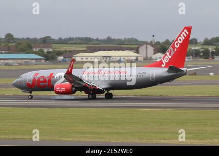 G-JZHY, un Boeing 737-8MG gestito da Jet2, durante i voli di addestramento all'aeroporto internazionale di Prestwick in Ayrshire. Foto Stock