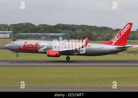 G-JZHY, un Boeing 737-8MG gestito da Jet2, durante i voli di addestramento all'aeroporto internazionale di Prestwick in Ayrshire. Foto Stock