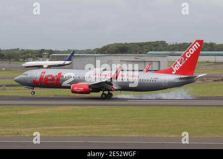 G-JZHY, un Boeing 737-8MG gestito da Jet2, durante i voli di addestramento all'aeroporto internazionale di Prestwick in Ayrshire. Foto Stock