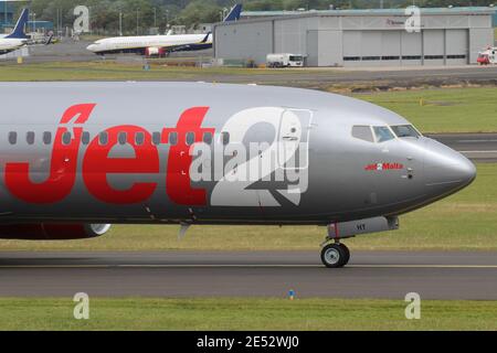 G-JZHY, un Boeing 737-8MG gestito da Jet2, durante i voli di addestramento all'aeroporto internazionale di Prestwick in Ayrshire. Foto Stock