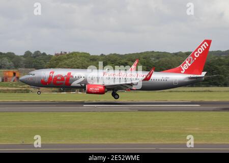 G-JZHY, un Boeing 737-8MG gestito da Jet2, durante i voli di addestramento all'aeroporto internazionale di Prestwick in Ayrshire. Foto Stock