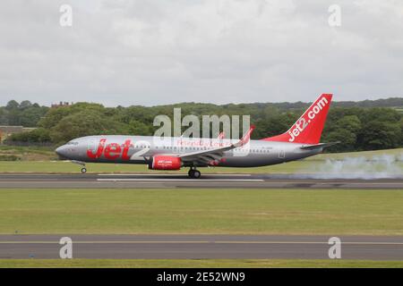 G-JZHY, un Boeing 737-8MG gestito da Jet2, durante i voli di addestramento all'aeroporto internazionale di Prestwick in Ayrshire. Foto Stock