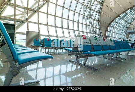 Posto vuoto nella sala partenze del terminal dell'aeroporto. Distanza per un sedile tenere la distanza per proteggere il coronavirus e il passeggero di distanza sociale. Foto Stock