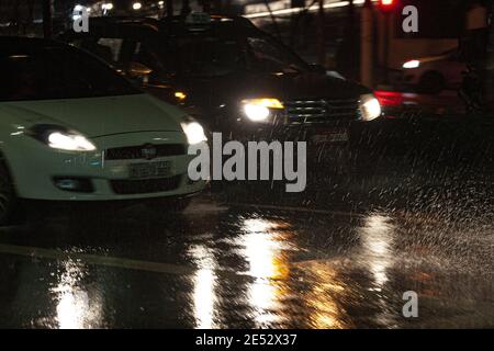 San Paolo, San Paolo, Brasile. 25 Gennaio 2021. Sao Paulo (SP), 25/01/2021 - CHUVA/SAO PAULO - Motoristas e piedistallo enfrentam chuva na regiao Central de Sao Paulo apos o Temporal que atingiu a cidade na noite desta segunda-feira Credit: LECO Viana/TheNEWS2/ZUMA Wire/Alamy Live News Foto Stock