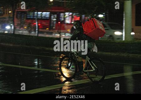 San Paolo, San Paolo, Brasile. 25 Gennaio 2021. Sao Paulo (SP), 25/01/2021 - CHUVA/SAO PAULO - Motoristas e piedistallo enfrentam chuva na regiao Central de Sao Paulo apos o Temporal que atingiu a cidade na noite desta segunda-feira Credit: LECO Viana/TheNEWS2/ZUMA Wire/Alamy Live News Foto Stock