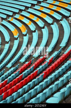 Posti a sedere colorati all'interno di uno stadio sportivo a Jiaxing, Zhejiang, Cina. Lasciato agli elementi ora è forse inutilizzato. Foto Stock