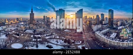 Splendida vista panoramica dei droni aerei sui grattacieli della città di Varsavia, il PKIN e la Torre Varrso (il grattacielo più alto dell'Unione europea) in costruzione Foto Stock