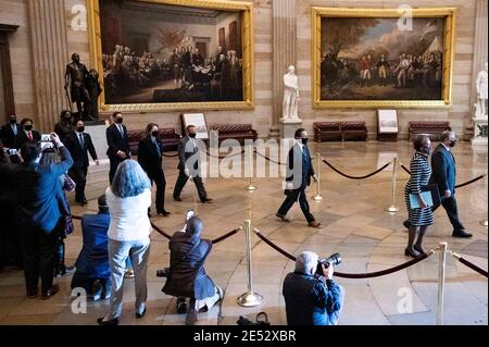 Washington, DC, Stati Uniti. 25 Gennaio 2021. 25 gennaio 2021 - Washington, DC, Stati Uniti: La processione attraverso la Capitol Rotunda dei responsabili dell'impeachment della Camera, guidato dal rappresentante degli Stati Uniti JAMIE RASKIN (D-MD), portando gli articoli dell'impeachment dalla Camera al Senato. Credit: Michael Brochstein/ZUMA Wire/Alamy Live News Foto Stock