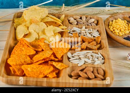 Piatto di spuntini assortiti su un tavolo di legno Foto Stock