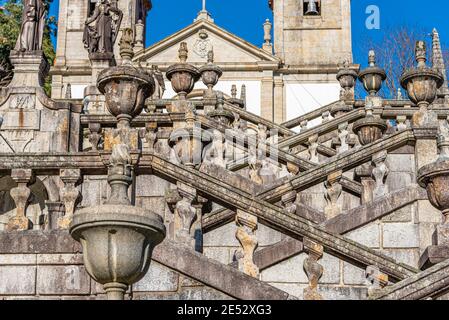 Immagine a colori scalinata monumentale storica che conduce al Santuario di nostra Signora nel Parco Nazionale della Peneda Geres, Nossa Senhora da Peneda Foto Stock