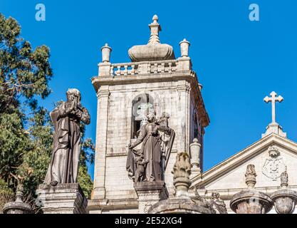 Immagine a colori scalinata monumentale storica che conduce al Santuario di nostra Signora nel Parco Nazionale della Peneda Geres, Nossa Senhora da Peneda Foto Stock