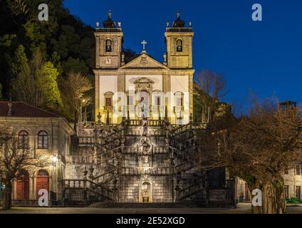 Immagine a colori scalinata monumentale storica che conduce al Santuario di nostra Signora nel Parco Nazionale della Peneda Geres, Nossa Senhora da Peneda Foto Stock