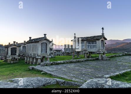 Immagine a colori tradizionale Espigueiros, Granaio, Lindoso, Parco Nazionale Peneda Geres, Provincia di Minho, Portogallo Portogallo del Nord Gennaio 2021 Foto Stock