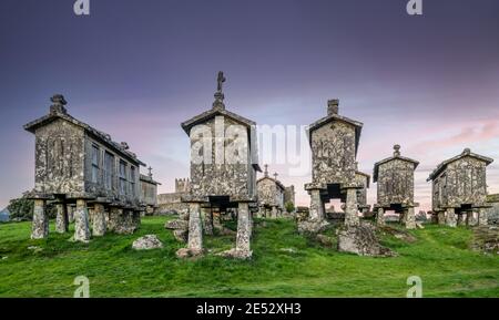 Immagine a colori tradizionale Espigueiros, Granaio, Lindoso, Parco Nazionale Peneda Geres, Provincia di Minho, Portogallo Portogallo del Nord Gennaio 2021 Foto Stock