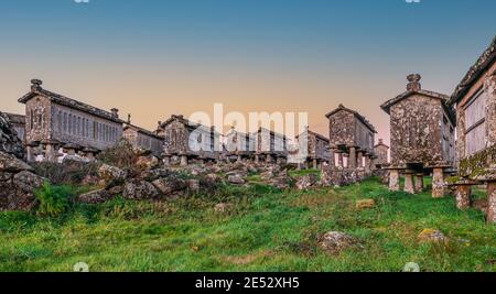 Immagine a colori tradizionale Espigueiros, Granaio, Lindoso, Parco Nazionale Peneda Geres, Provincia di Minho, Portogallo Portogallo del Nord Gennaio 2021 Foto Stock