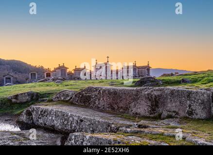 Immagine a colori tradizionale Espigueiros, Granaio, Lindoso, Parco Nazionale Peneda Geres, Provincia di Minho, Portogallo Portogallo del Nord Gennaio 2021 Foto Stock