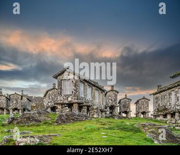 Immagine a colori tradizionale Espigueiros, Granaio, Lindoso, Parco Nazionale Peneda Geres, Provincia di Minho, Portogallo Portogallo del Nord Gennaio 2021 Foto Stock