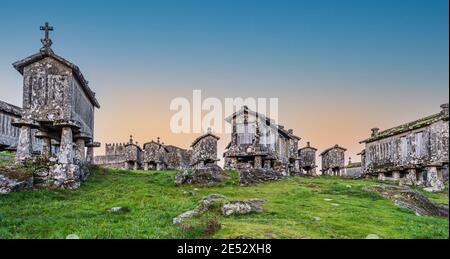 Immagine a colori tradizionale Espigueiros, Granaio, Lindoso, Parco Nazionale Peneda Geres, Provincia di Minho, Portogallo Portogallo del Nord Gennaio 2021 Foto Stock