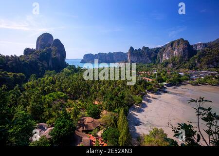 Il sole serale nel Railay Viewpoint Paradise in Thailandia Foto Stock