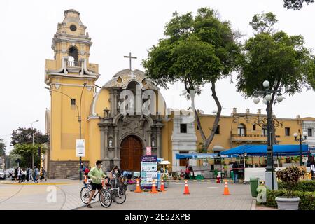 La chiesa di Iglesia la Santissima Cruz nel quartiere boemo di Barranco a Lima, Perù Foto Stock