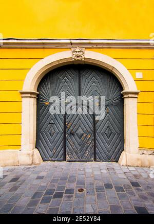 Vecchia porta di legno grigia. Porte classiche retrò in una città europea. Foto Stock