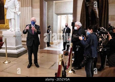 Washington, DC, Stati Uniti. 25 Gennaio 2021. 25 gennaio 2021 - Washington, DC, Stati Uniti: Il senatore degli Stati Uniti PATRICK LEAHY (D-VT) nella rotonda del Campidoglio scatta foto e parla con i fotografi della stampa al Campidoglio poco prima della processione dei responsabili dell'impeachment della Camera arriva portando gli articoli di impeachment dalla Camera al Senato. Credit: Michael Brochstein/ZUMA Wire/Alamy Live News Foto Stock