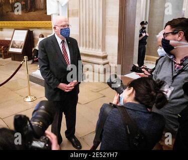 Washington, DC, Stati Uniti. 25 Gennaio 2021. 25 gennaio 2021 - Washington, DC, Stati Uniti: Il senatore degli Stati Uniti PATRICK LEAHY (D-VT) nella rotonda del Campidoglio scatta foto e parla con i fotografi della stampa al Campidoglio poco prima della processione dei responsabili dell'impeachment della Camera arriva portando gli articoli di impeachment dalla Camera al Senato. Credit: Michael Brochstein/ZUMA Wire/Alamy Live News Foto Stock