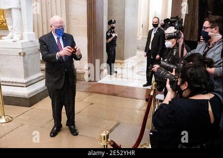 Washington, DC, Stati Uniti. 25 Gennaio 2021. 25 gennaio 2021 - Washington, DC, Stati Uniti: Il senatore degli Stati Uniti PATRICK LEAHY (D-VT) nella rotonda del Campidoglio scatta foto e parla con i fotografi della stampa al Campidoglio poco prima della processione dei responsabili dell'impeachment della Camera arriva portando gli articoli di impeachment dalla Camera al Senato. Credit: Michael Brochstein/ZUMA Wire/Alamy Live News Foto Stock