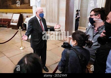 Washington, DC, Stati Uniti. 25 Gennaio 2021. 25 gennaio 2021 - Washington, DC, Stati Uniti: Il senatore degli Stati Uniti PATRICK LEAHY (D-VT) nella rotonda del Campidoglio scatta foto e parla con i fotografi della stampa al Campidoglio poco prima della processione dei responsabili dell'impeachment della Camera arriva portando gli articoli di impeachment dalla Camera al Senato. Credit: Michael Brochstein/ZUMA Wire/Alamy Live News Foto Stock