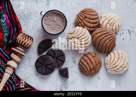 Pane conchas e cioccolata calda messicana colazione tradizionale in Messico Foto Stock