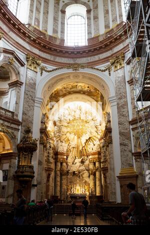 L'altare del Rektoratskirche San Carlo Borromäus, o Karlskirche (S. Charles Church), una famosa chiesa barocca sulla Karlsplatz di Vienna. Foto Stock