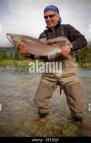 Catture di salmone sul lago Kijik vicino al Parco Nazionale del Lago Clark, Alaska (MRA) Foto Stock