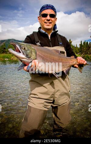 Catture di salmone sul lago Kijik vicino al Parco Nazionale del Lago Clark, Alaska (MRA) Foto Stock