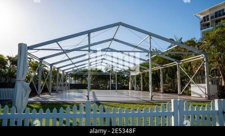 Mackay, Queensland, Australia - Gennaio 2021: Struttura per tenda per ospitare gli ospiti per funzioni nel giardino presso il marina hotel Foto Stock