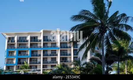 Mackay, Queensland, Australia - Gennaio 2021: Hotel Mantra sul lungomare presso la marina di Mackay con piscina e ristoranti all'aperto Foto Stock