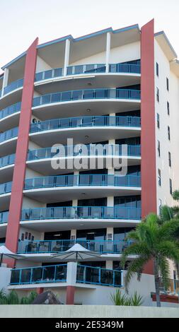 Mackay, Queensland, Australia - Gennaio 2021: Alti appartamenti di lusso a più piani presso il porto turistico Foto Stock