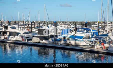 Mackay, Queensland, Australia - Gennaio 2021: Barche di lusso ormeggiate nel porticciolo protetto Foto Stock