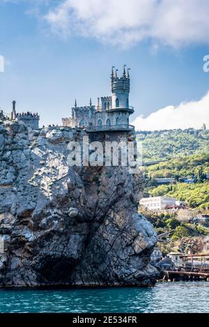 Il castello Nest di Swallow a Gaspra sulla penisola di Crimea costruito tra il 1911 e il 1912 su 40 metri High Aurora Cliff Foto Stock