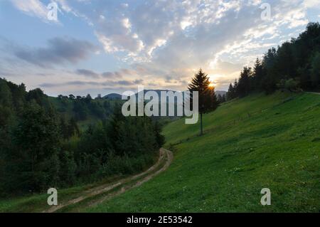 Il sole sorge nella campagna rumena Foto Stock